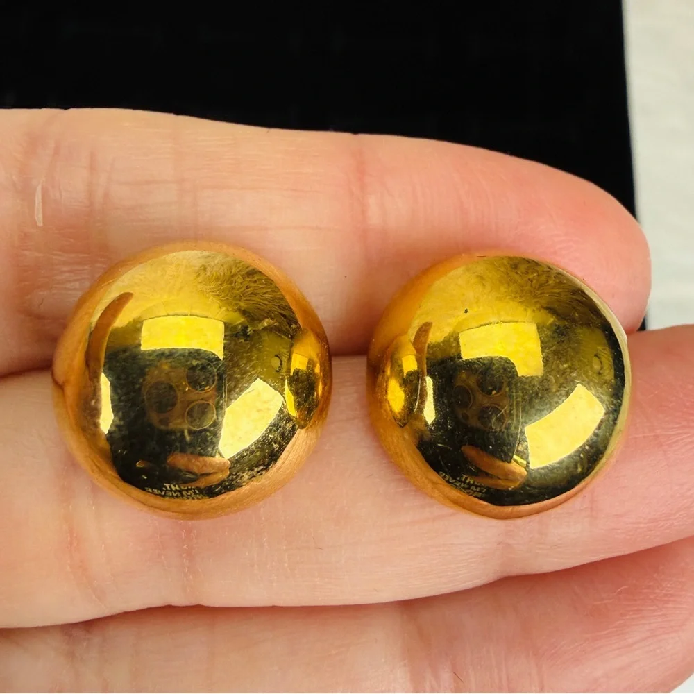 Pretty vintage, raised half ball costume goldtone pierced earrings